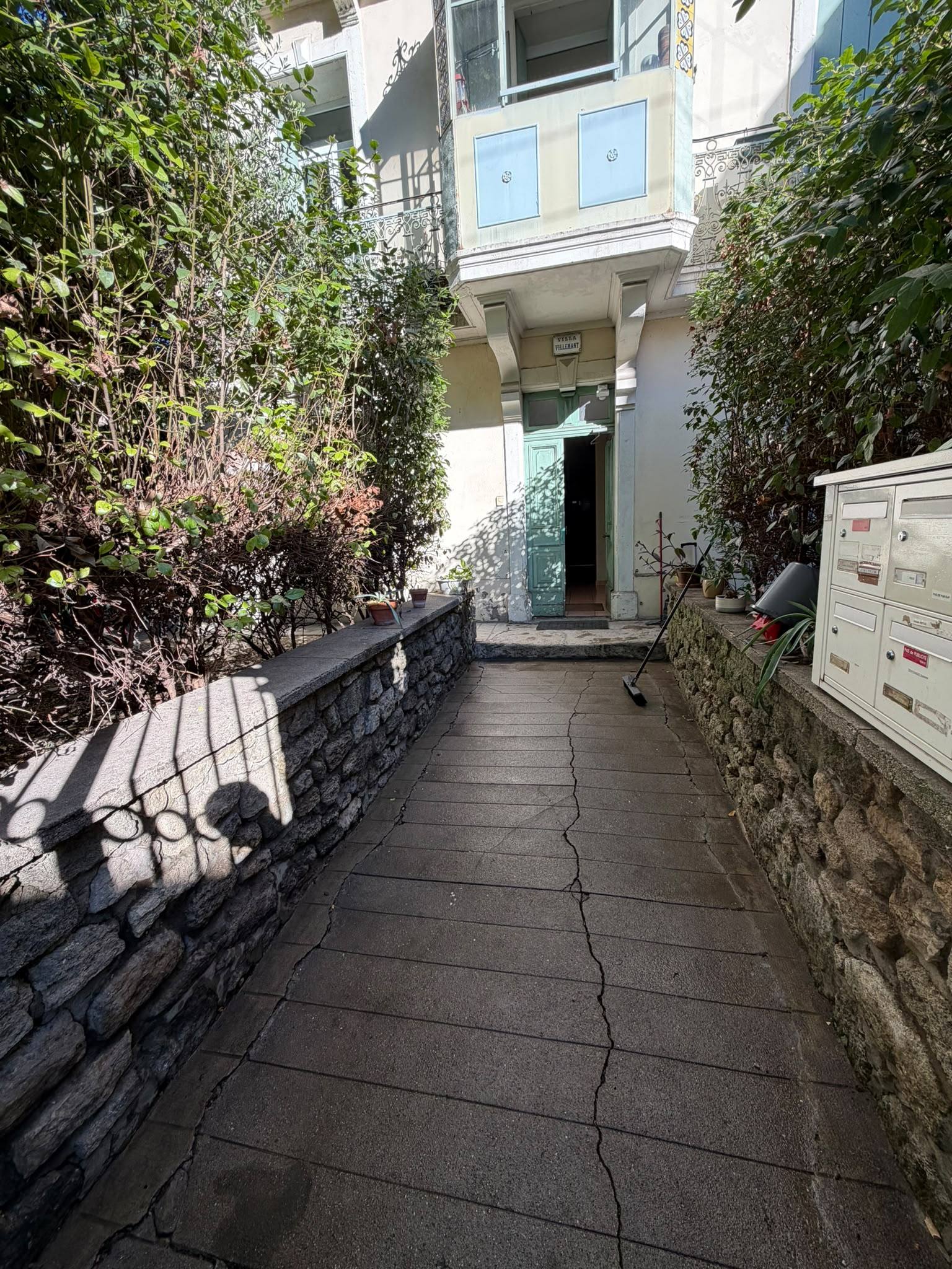 Après : allée d'entrée d'un immeuble débarrassée des feuilles et lavée à Montpellier