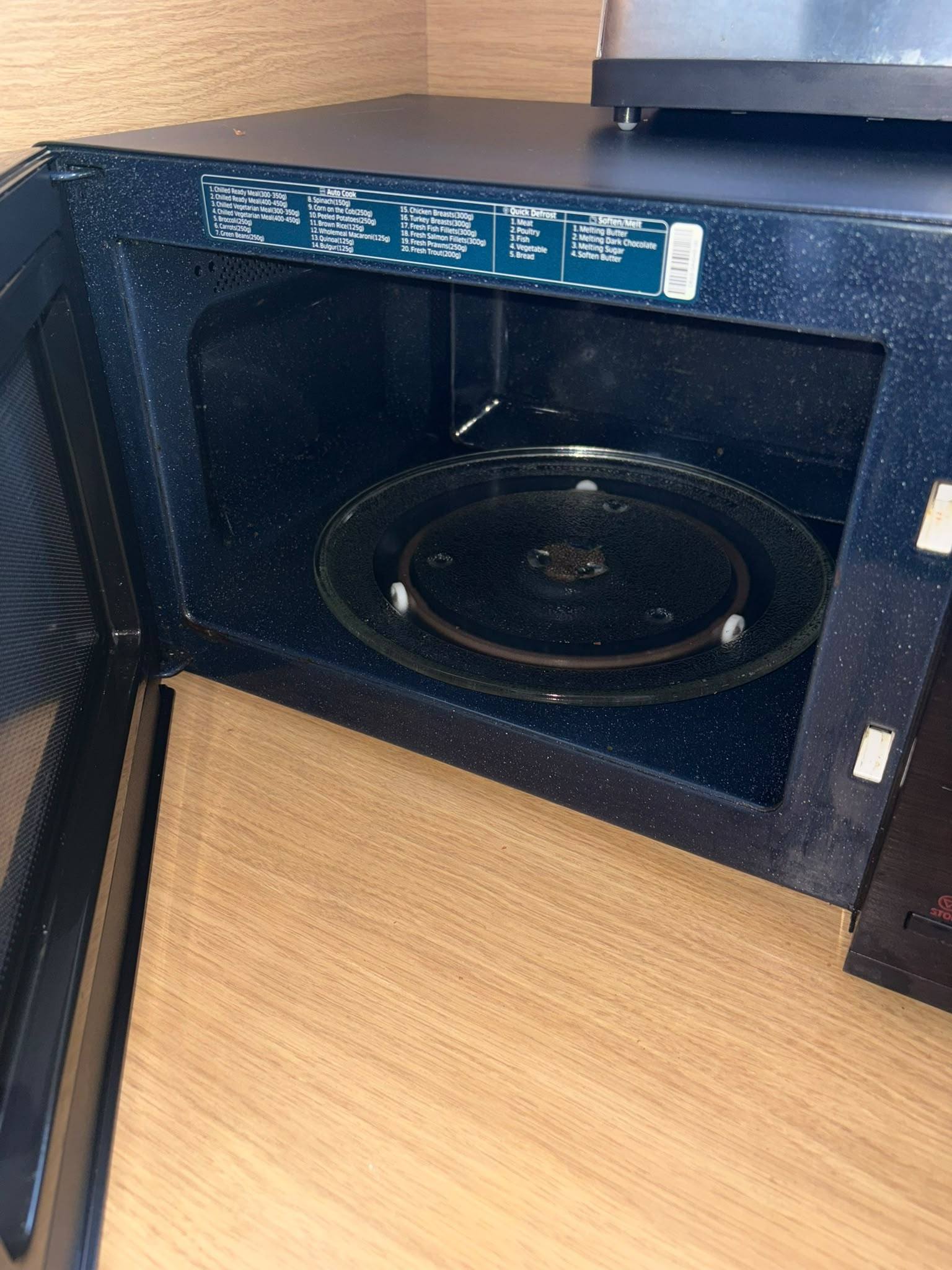 Après : micro-ondes nettoyé dedans et dehors, plateau propre, à Montpellier