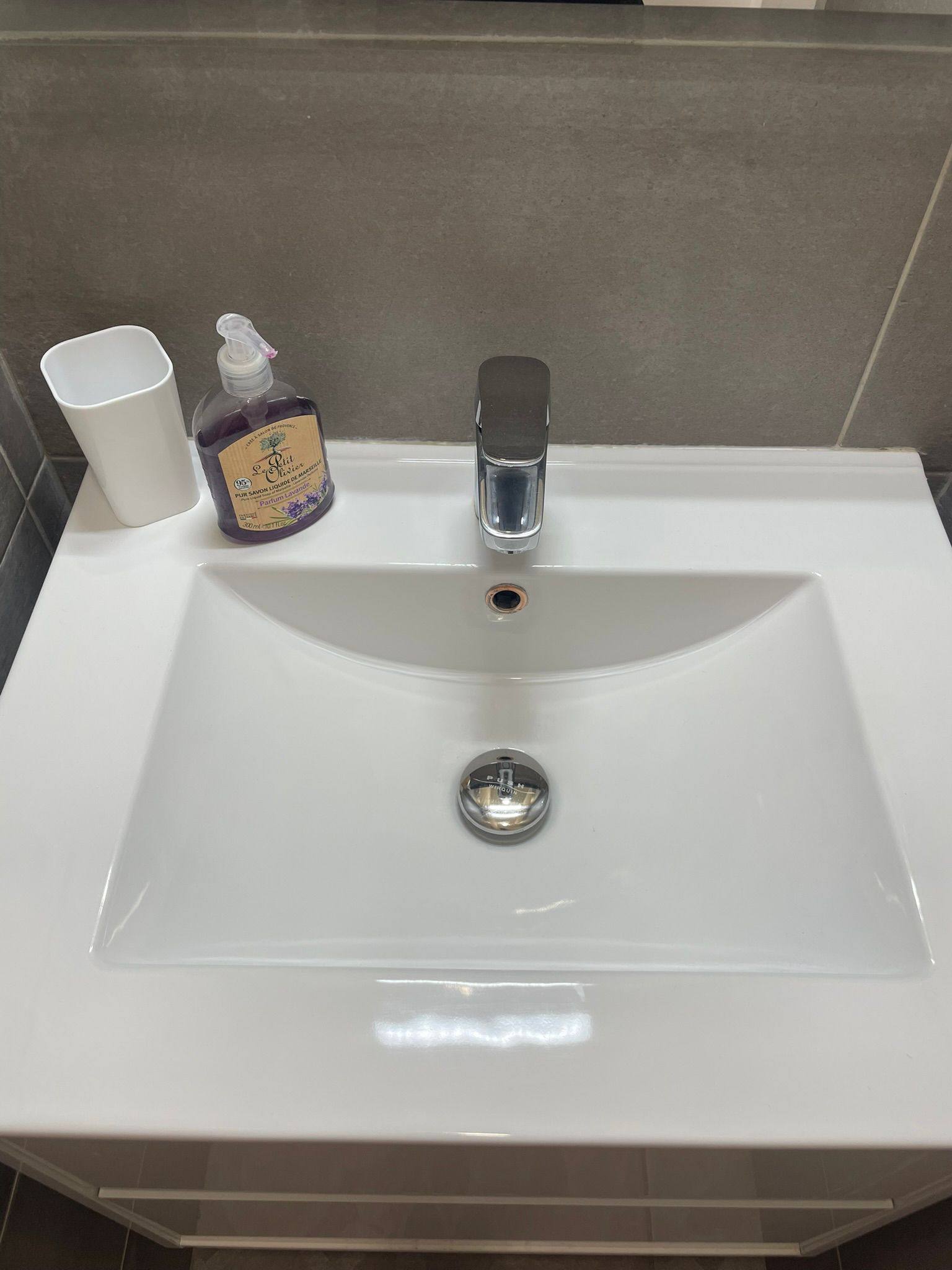 Après : vasque de salle de bain nettoyée et détartrée à Montpellier