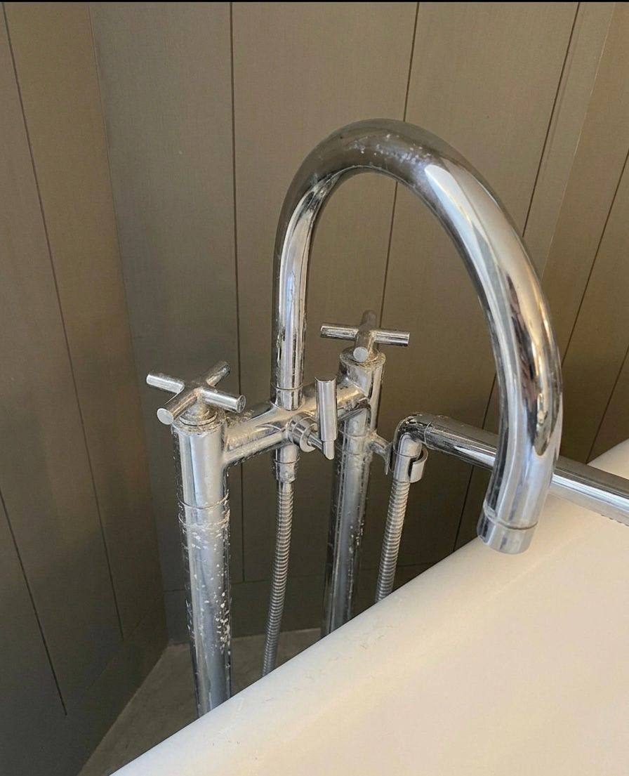 Avant : robinetterie de baignoire entartrée par le calcaire à Montpellier