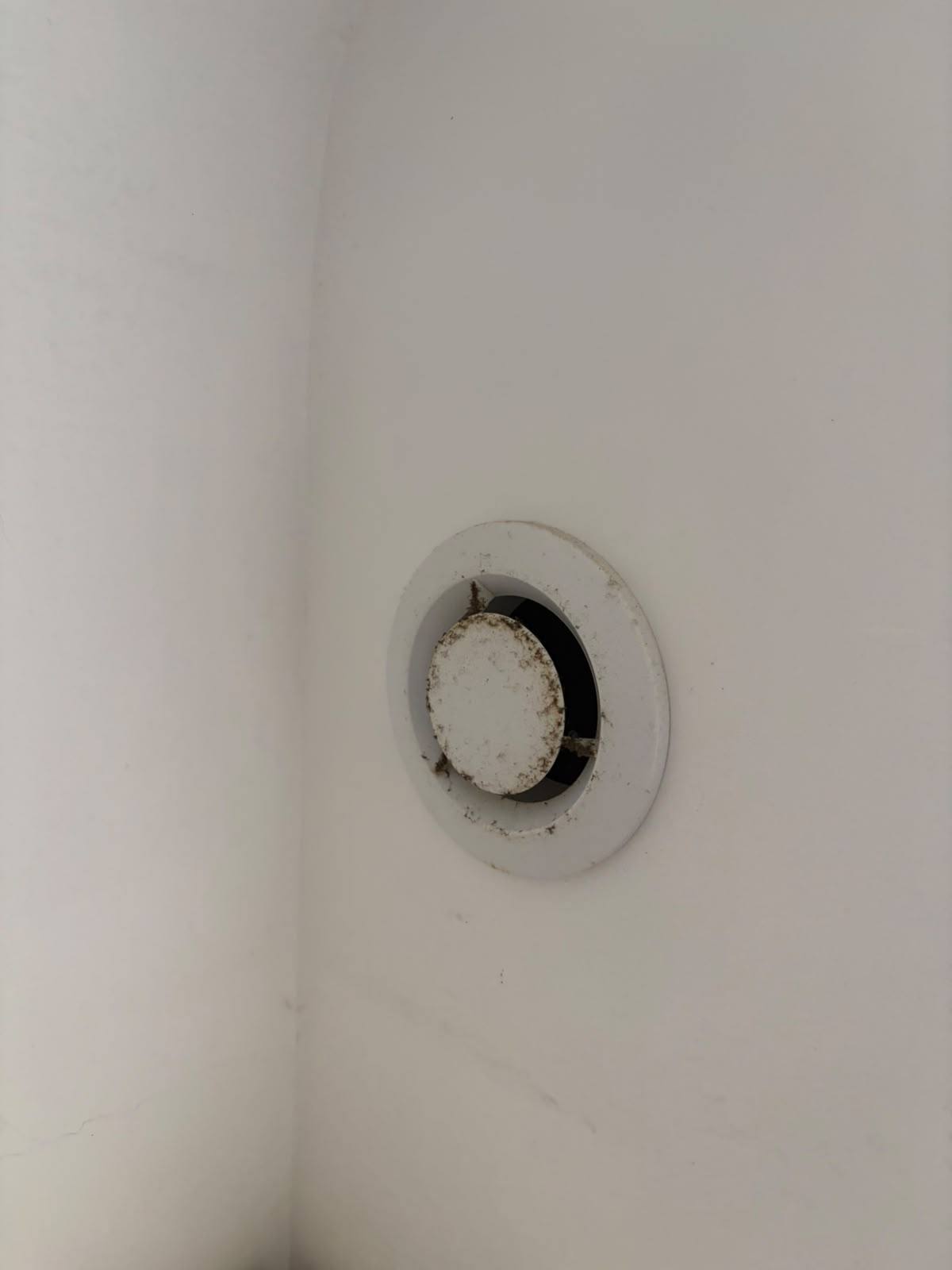 Avant : bouche de VMC encrassée par la poussière et la graisse dans un logement à Montpellier