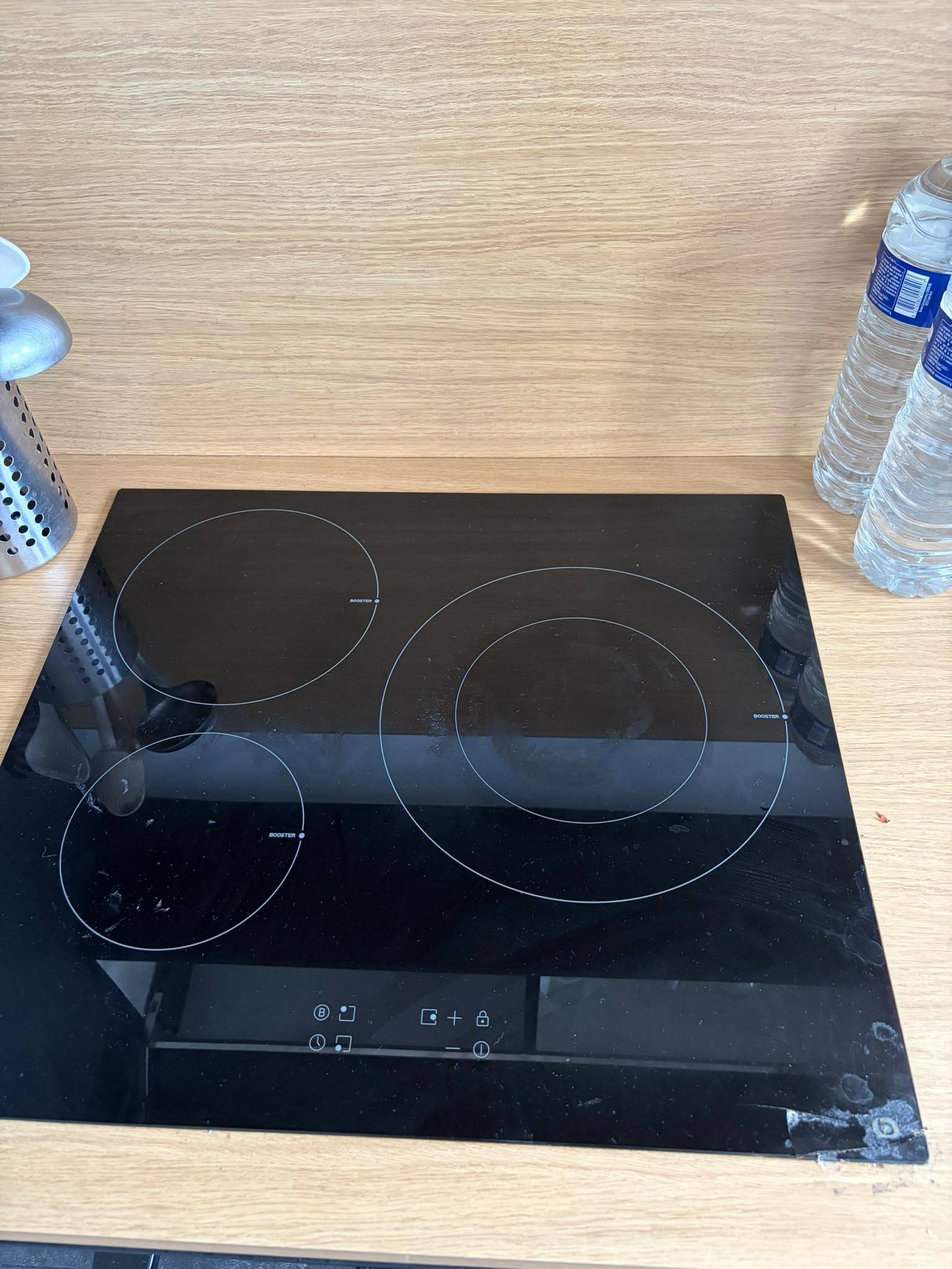 Avant : plaque de cuisson avec des traces de cuisson brûlées et des coulures sèches à Montpellier