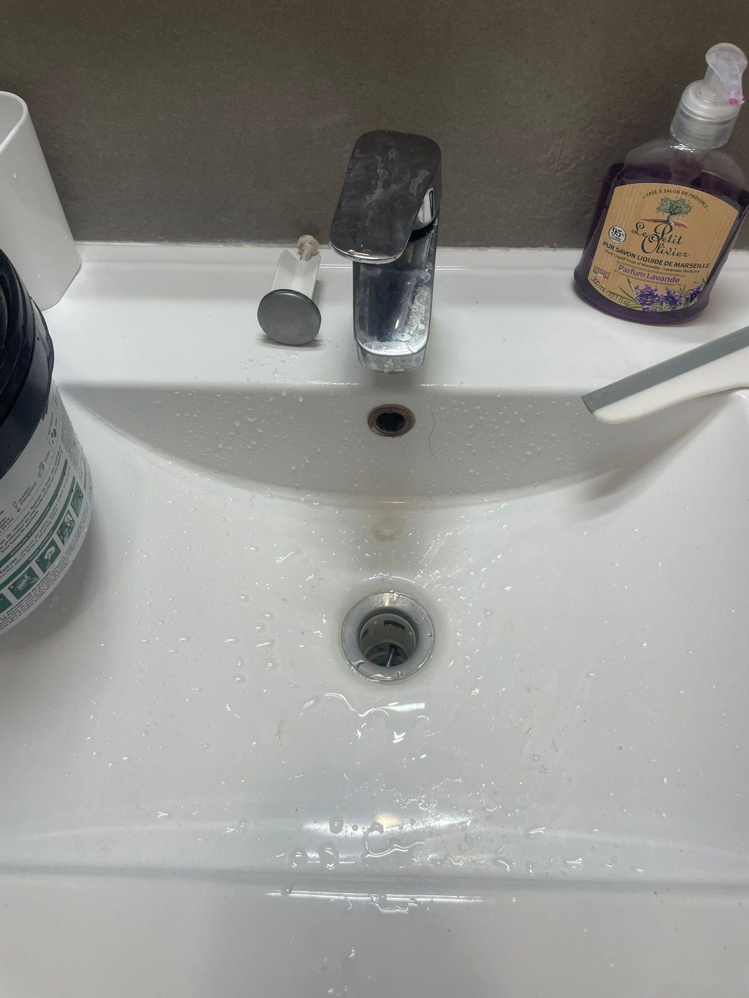 Avant : vasque de salle de bain encrassée avec traces de calcaire à Montpellier